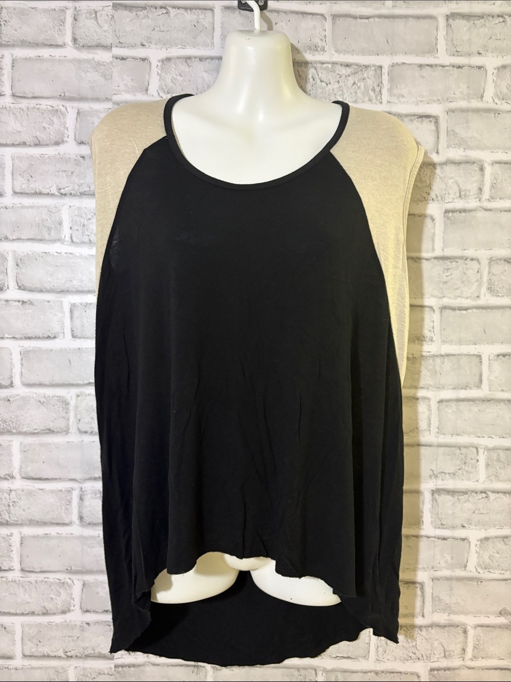 Fraiche by J Sleeveless Colorblock sleeveless in Black & Cream, medium